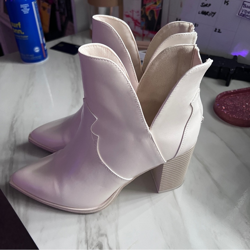 Like New Cream Cowboy Style Ankle boots
